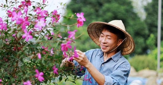 Việt Hoàn U60 hạnh phúc sau ly hôn vợ kém 18 tuổi, phủ nhận là đại gia bất động sản