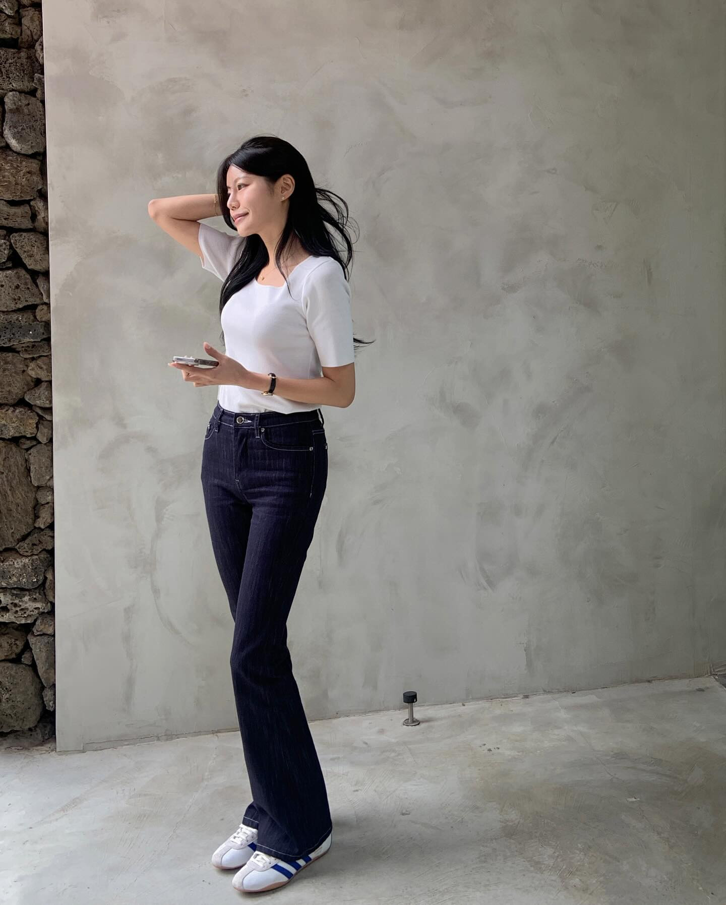 10 cách mặc áo thun nhẹ mát, thanh lịch tới công sở- Ảnh 7.