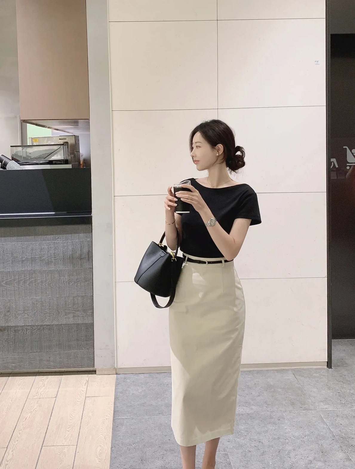 10 cách mặc áo thun nhẹ mát, thanh lịch tới công sở- Ảnh 1.