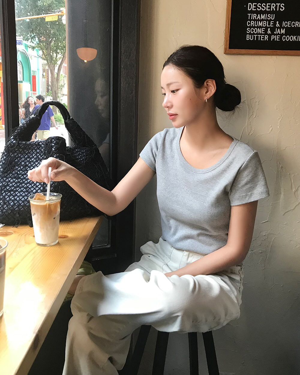 10 cách mặc áo thun nhẹ mát, thanh lịch tới công sở- Ảnh 8.