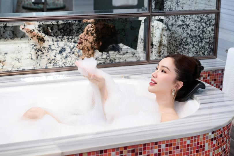 Bảo Thy 'Công chúa bong bóng' U40 xinh trẻ bất ngờ, viên mãn bên chồng con- Ảnh 5.