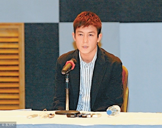 Cbiz cũng từng có buổi họp báo chấn động nam chính không cần khóc lóc tuyên bố rời showbiz