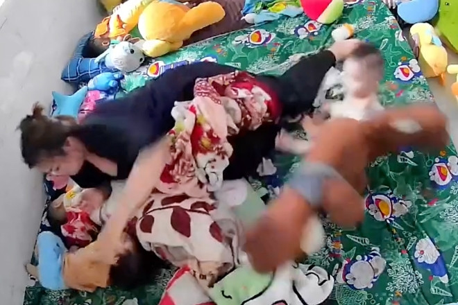Clip: Bảo mẫu ở Tiền Giang hành hạ trẻ em dã man gây phẫn nộ