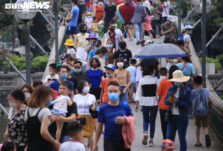 Người dân đổ xô tới công viên Thủ Lệ vui chơi dịp nghỉ lễ 30/4. (Ảnh: Kiều Vân)