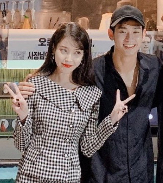 IU gây tranh cãi khi là bạn thân 14 năm với Kim Soo Hyun