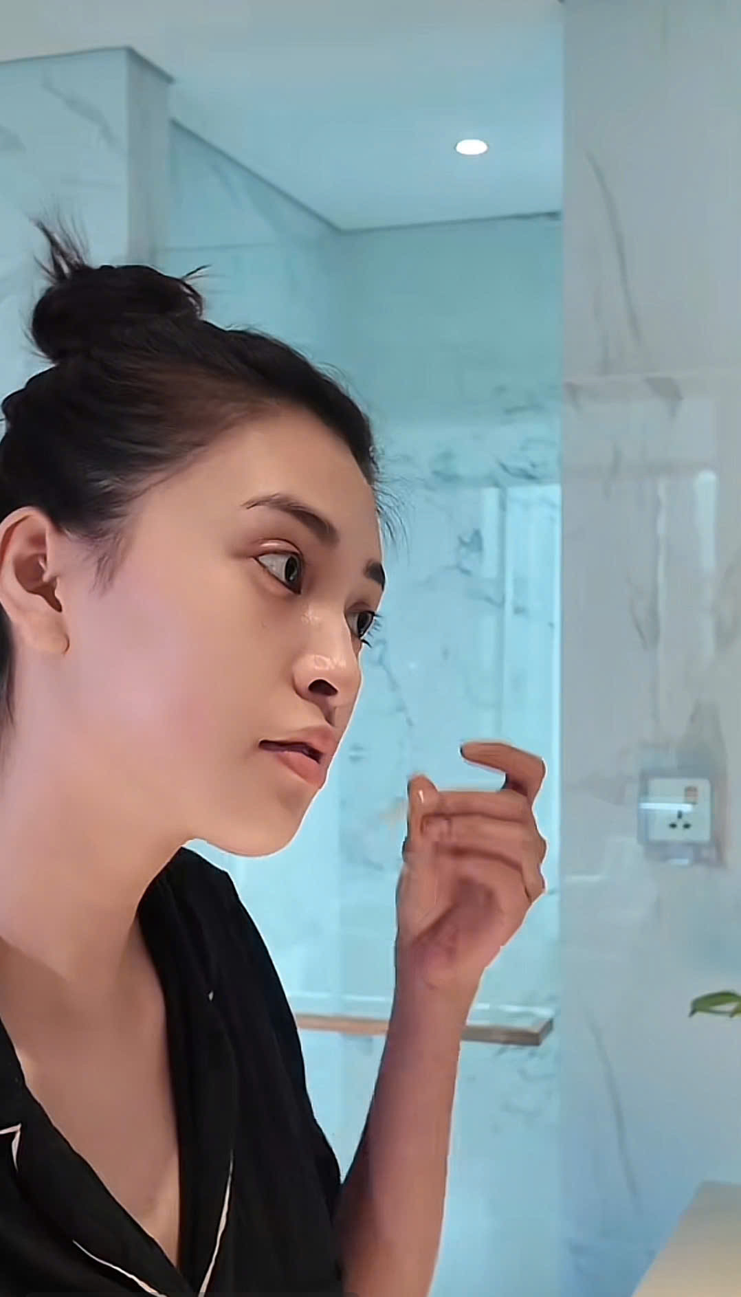 Mỹ nhân Vbiz 1000 năm có 1 lộ gương mặt sau khi tẩy trang nhan sắc thật gây choáng