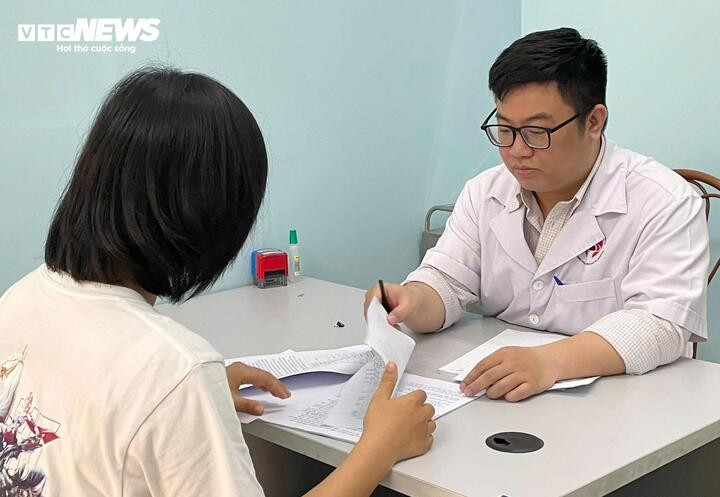 Bác sĩ Dũng từng tiếp nhận nhiều bệnh nhân trẻ gặp vấn đề về sức khoẻ tâm thần, nguyên nhân từ thói quen thức đêm, sinh hoạt không khoa học. (Ảnh: Như Loan)