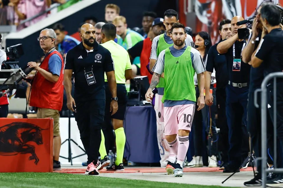 Yassine Chueko luôn sát cánh bảo vệ Lionel Messi. (Ảnh: Getty)