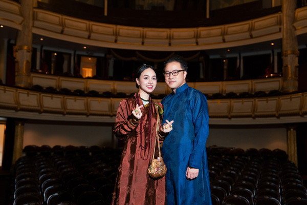 9 năm sau ngày cưới, Victor Vũ - Đinh Ngọc Diệp vẫn nắm chặt tay nhau đi khám bệnh, ân cần chăm sóc nhau mỗi ngày - Ảnh 2.