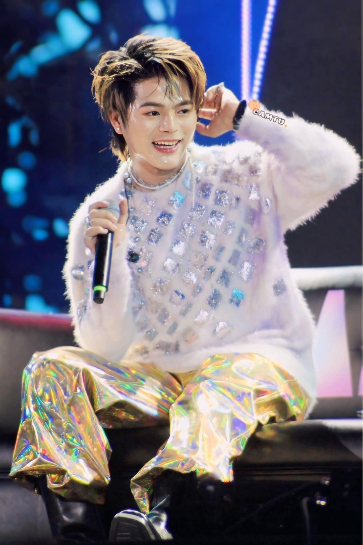 Rhyder ngồi hát sau khi gặp sự cố sức khoẻ.