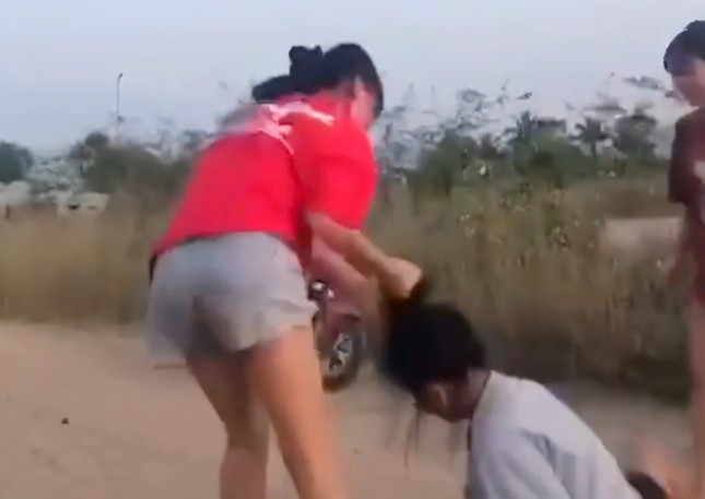 Bình Định xác minh clip nữ sinh bị đánh đập thô bạo gây xôn xao dư luận ảnh 1