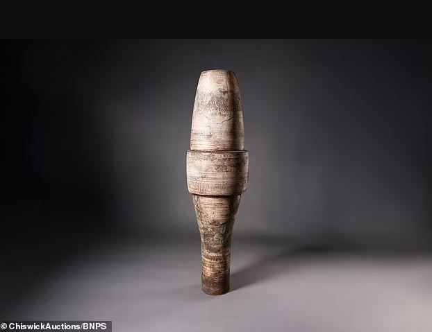 Chậu hoa vỡ làm đôi được bán giá 1,6 tỷ đồng, đại gia bí ẩn vẫn xuống tiền mua- Ảnh 2.