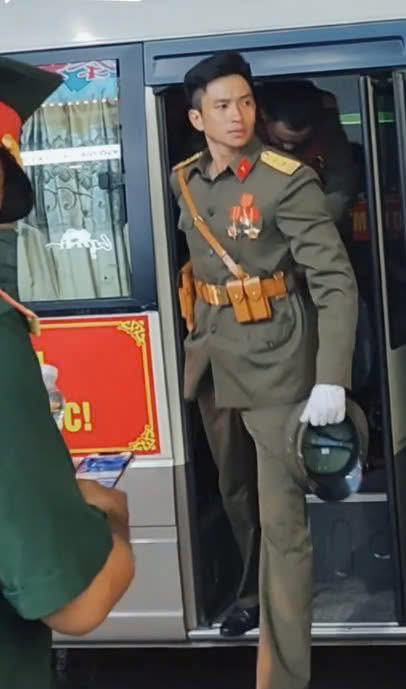 Đã có in4 chàng quân nhân siêu đẹp trai đang nổi khắp XMH với cảnh 3 giây bước xuống ô tô