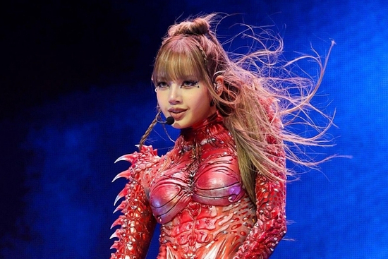 Lisa tại Coachella 2025: Vũ đạo và giọng hát là tâm điểm tranh cãi