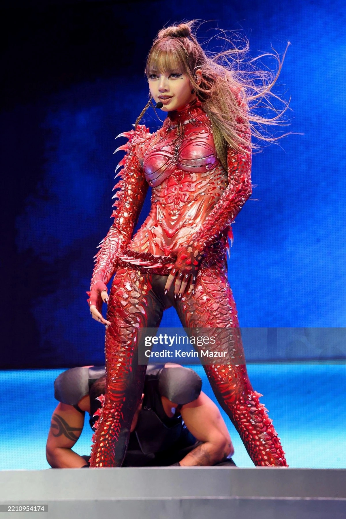 lisa tai coachella 2025 vu dao va giong hat la tam diem tranh cai hinh anh 2