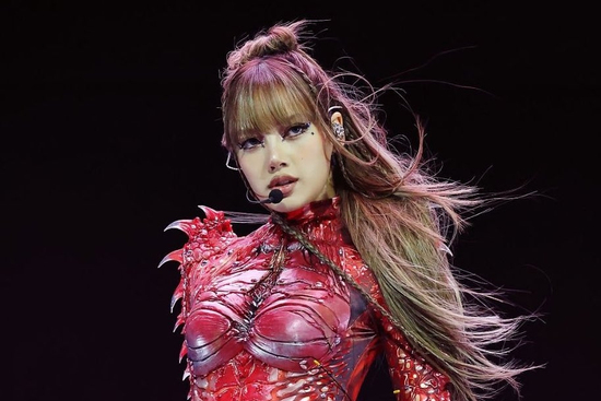 Phong ba bão táp cũng không thể lung lay bộ phận có giá 182 tỷ của Lisa (BLACKPINK) ở Coachella!