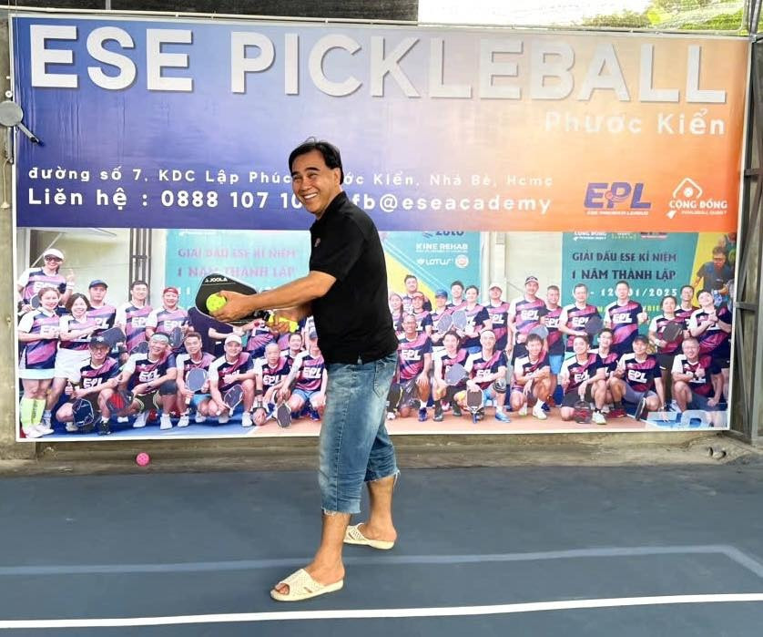 Quyền Linh đi dép tổ ong nhưng cho con gái nhà biệt thự đi xe 9 tỷ