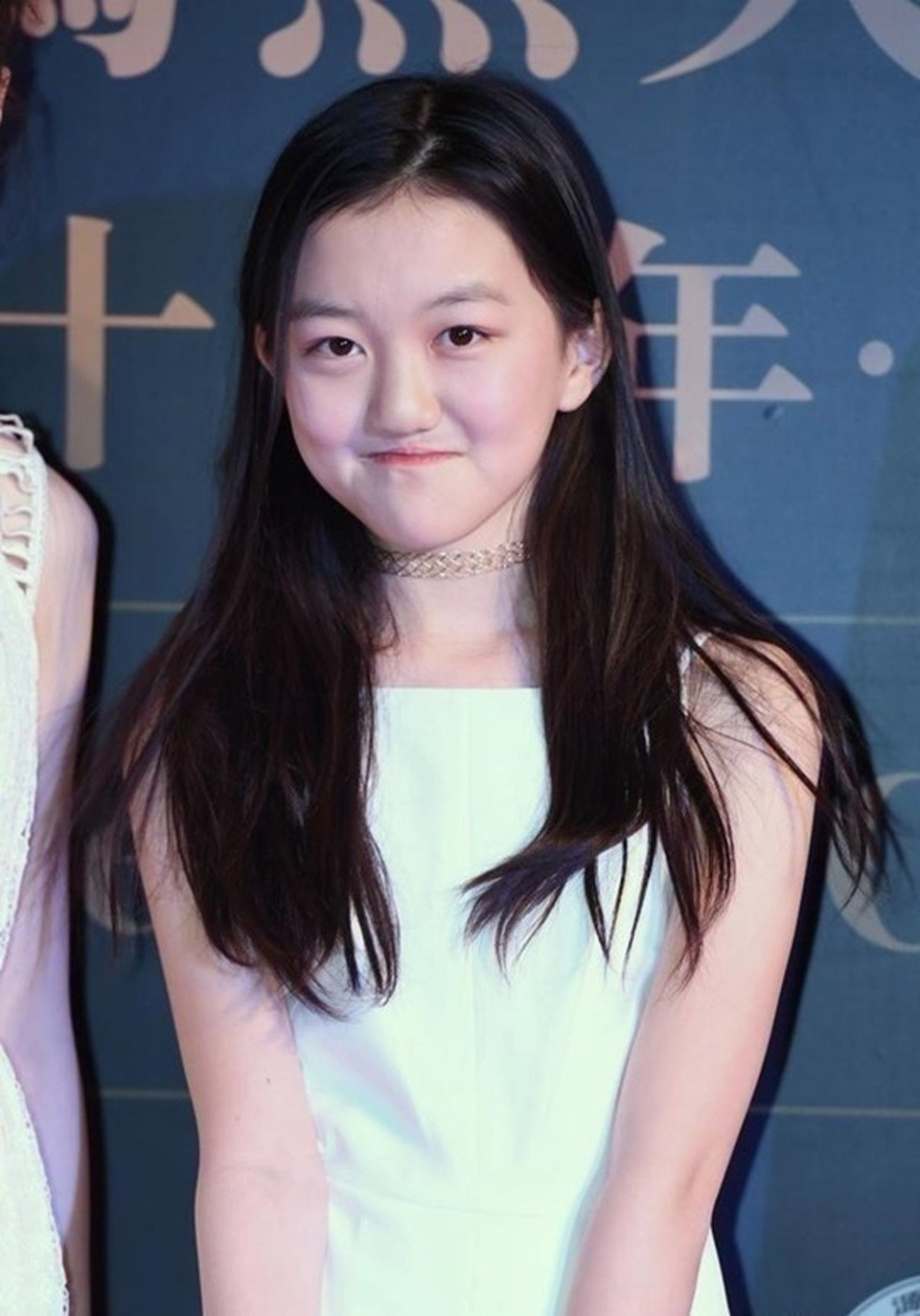 Bức ảnh gây tranh cãi của con gái Vương Phi Lý Á Bằng