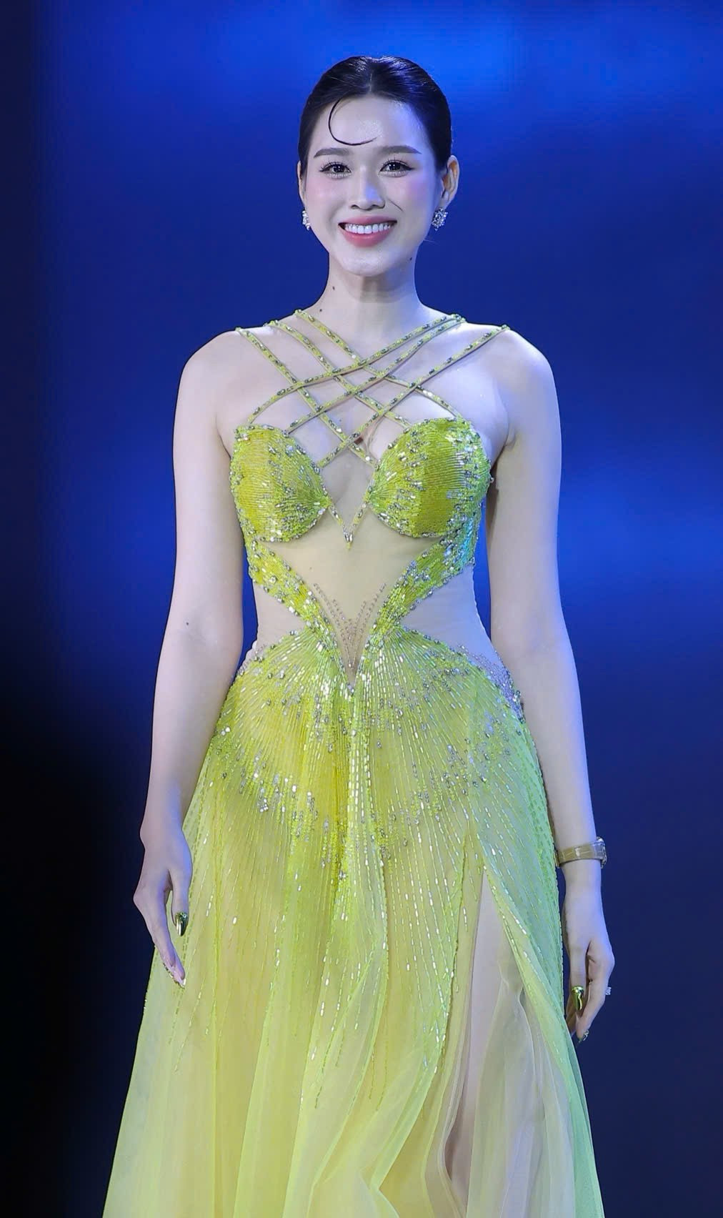 Cận vóc dáng thắt đáy lưng ong của Đỗ Thị Hà ảnh 12