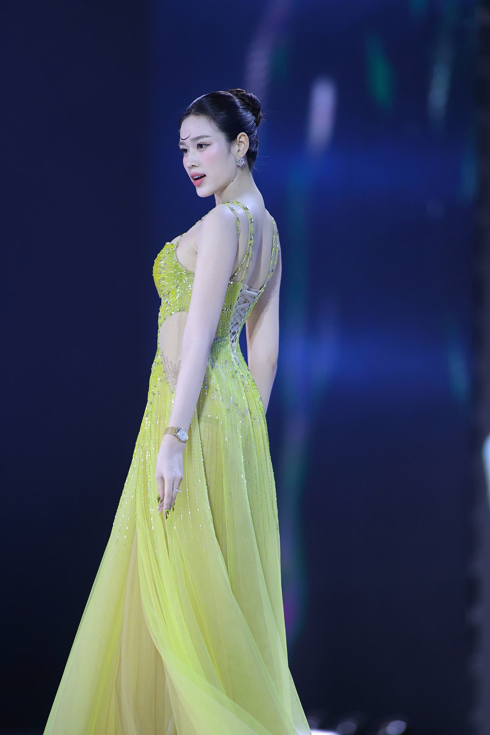 Cận vóc dáng thắt đáy lưng ong của Đỗ Thị Hà ảnh 13