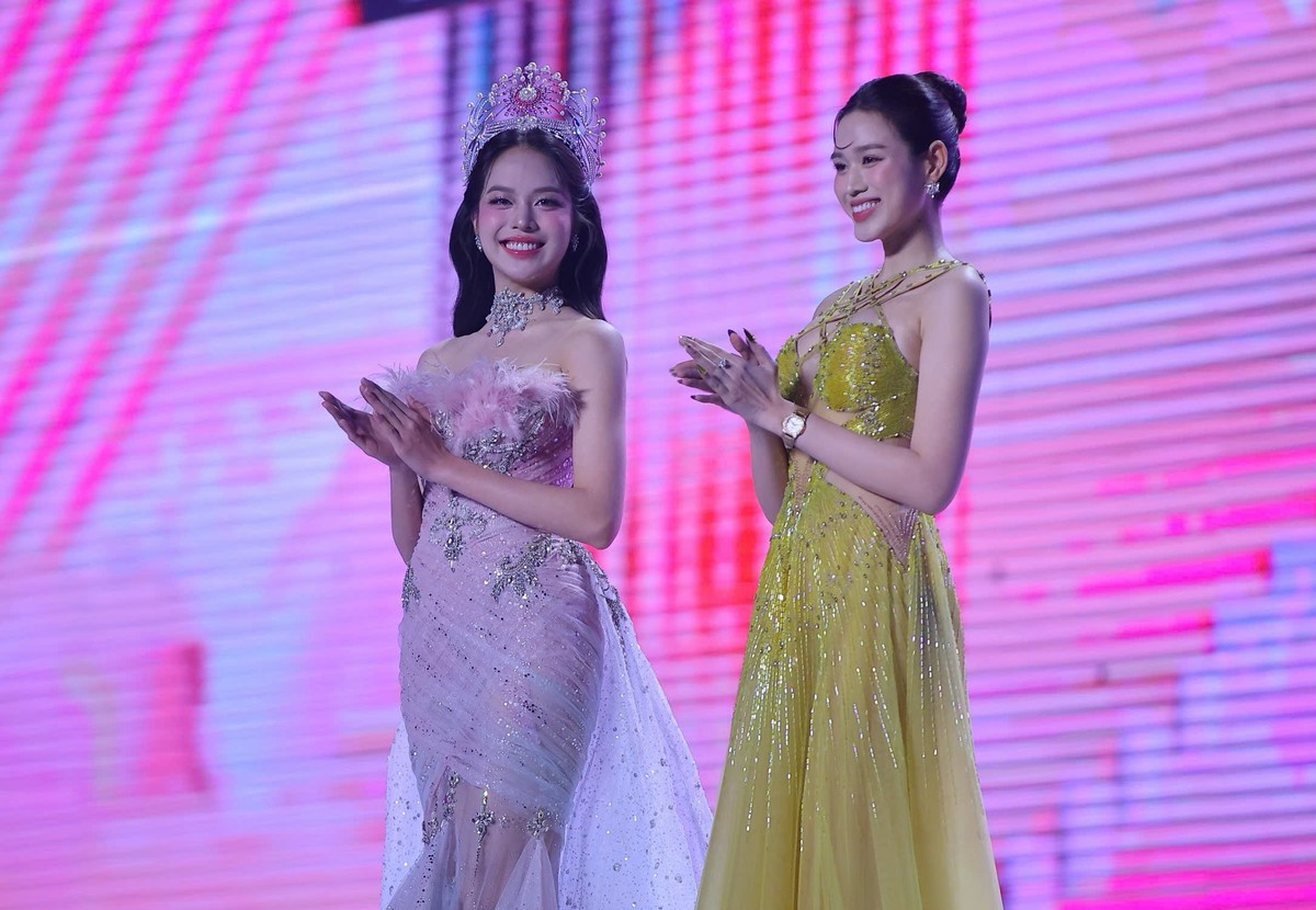 Cận vóc dáng thắt đáy lưng ong của Đỗ Thị Hà ảnh 10