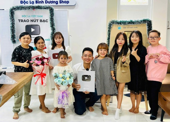 Cô gái tí hon kiếm tiền tỉ xây nhà tặng bố mẹ và những câu chuyện ấm lòng ở 'Độc lạ Bình Dương' ảnh 4