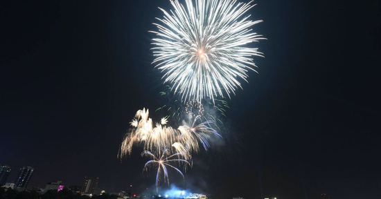 Hà Nội bắn pháo hoa tại 2 điểm chào mừng 50 năm thống nhất đất nước