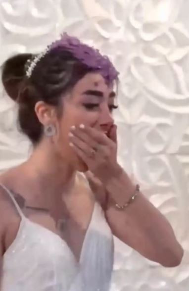 Trong ngày cưới, chú rể có hành động