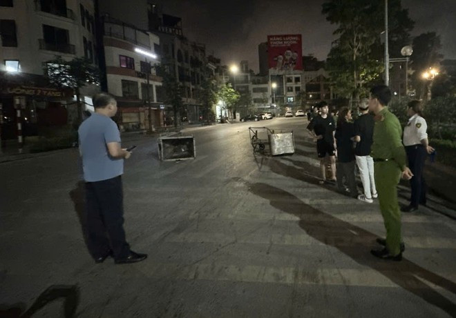 Truy tìm người gây tai nạn khiến nữ công nhân vệ sinh môi trường tử vong trong đêm ở Hà Nội - Ảnh 1.