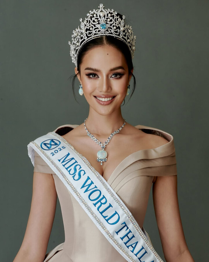 Á Hậu Hoàn Vũ Giỏi 4 Thứ Tiếng Bị Tước Danh Hiệu Vì Thi Miss World Suchata Được Bổ Nhiệm Làm Miss World Thailand 2025.