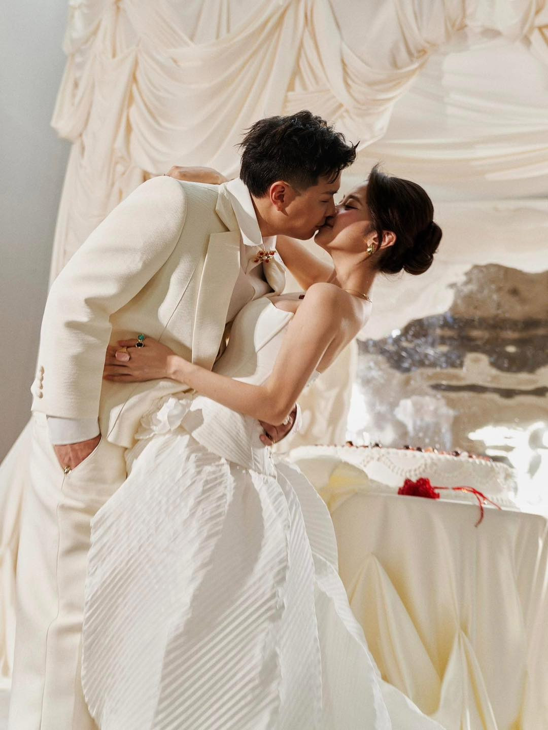 Cặp đôi đình đám Vbiz tung ảnh cưới visual cô dâu tuyệt đối điện ảnh