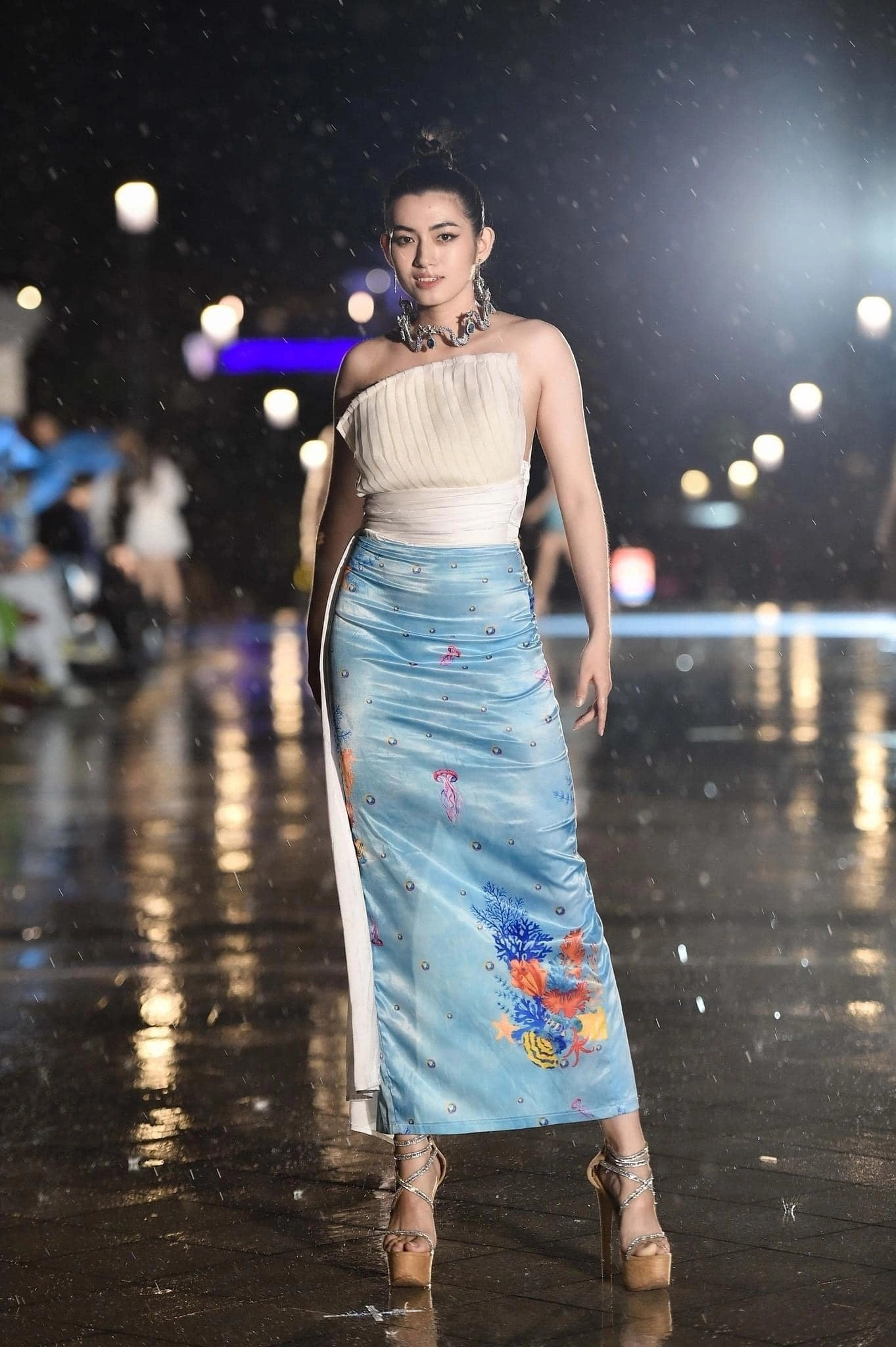 Chân dung nữ hạ sĩ thu hút mọi ánh nhìn khi tập diễu binh ảnh 5