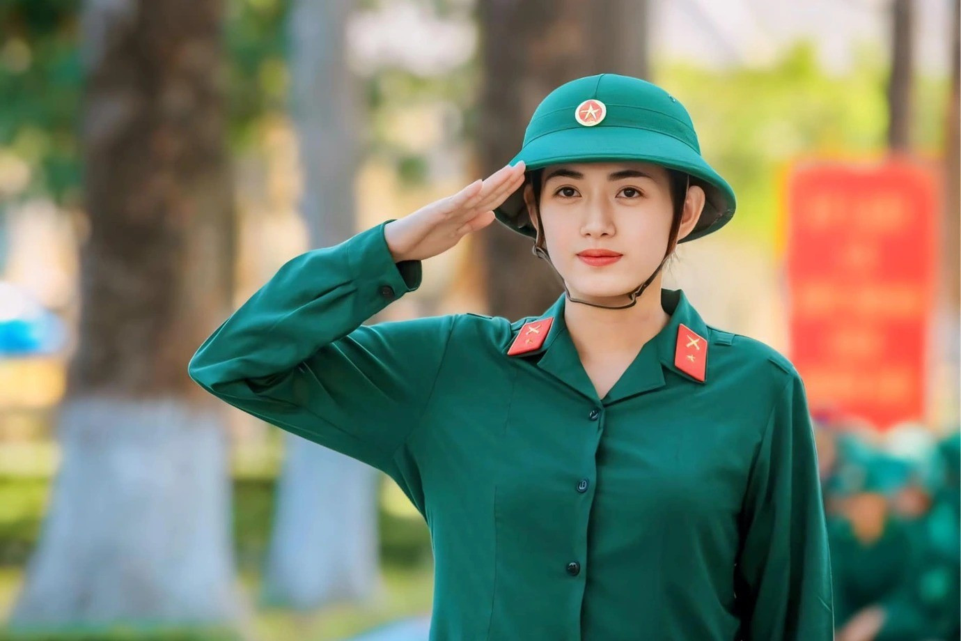 Chân dung nữ hạ sĩ thu hút mọi ánh nhìn khi tập diễu binh ảnh 3