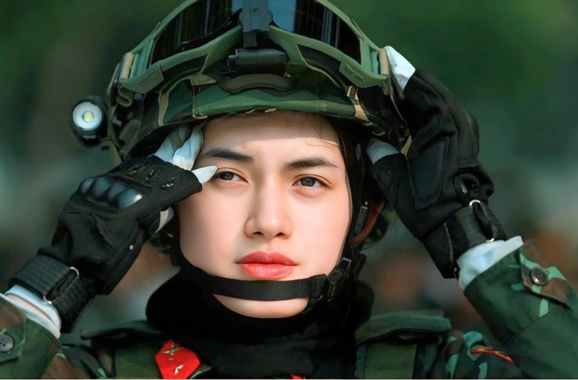 Chân dung nữ hạ sĩ thu hút mọi ánh nhìn khi tập diễu binh ảnh 1