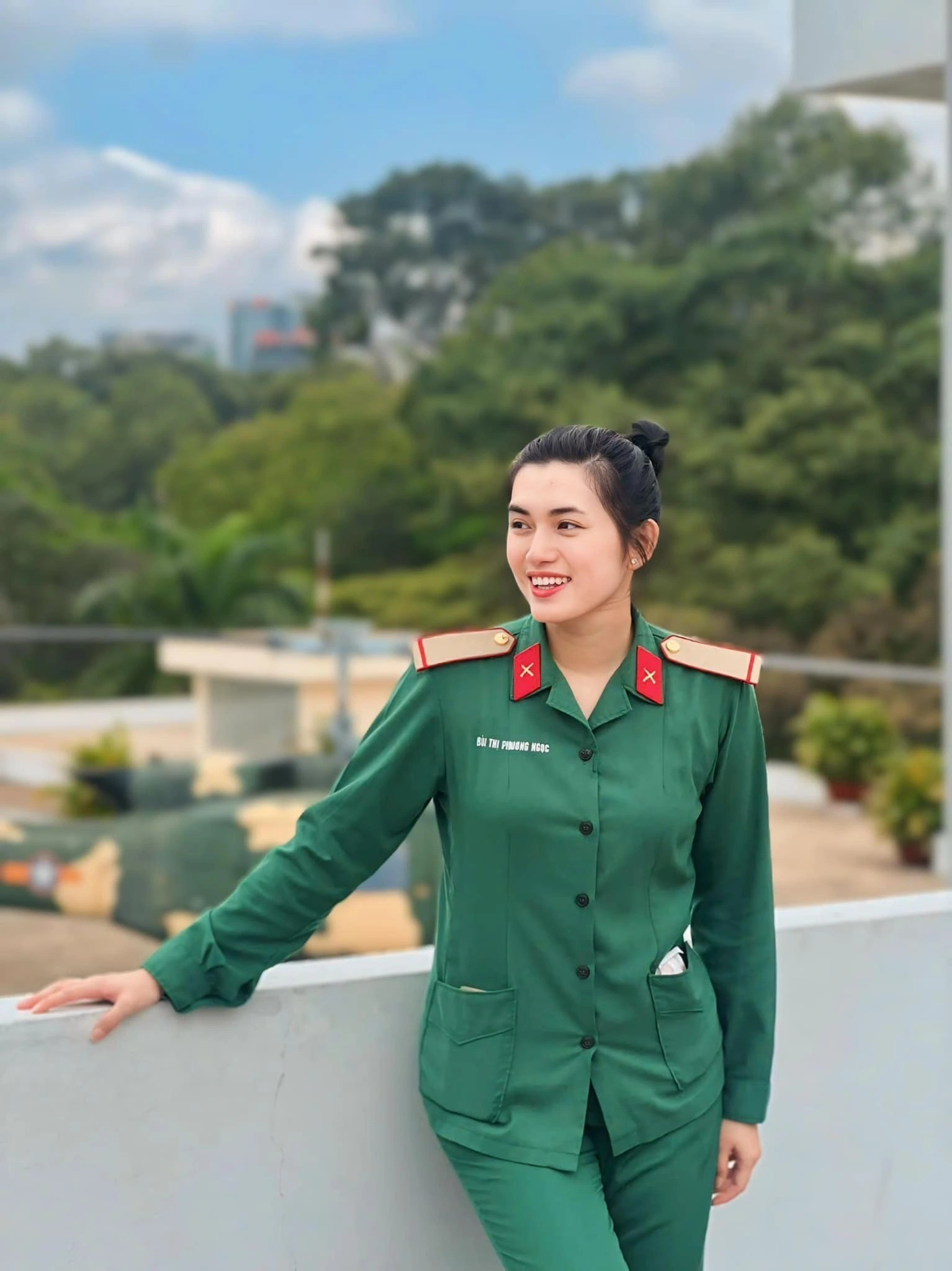 Chân dung nữ hạ sĩ thu hút mọi ánh nhìn khi tập diễu binh ảnh 9