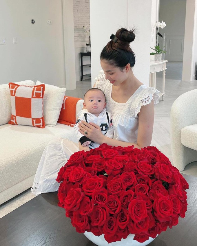 Có chồng đại gia Phạm Hương vẫn trung thành thói quen diện đi diện lại đồ cũ