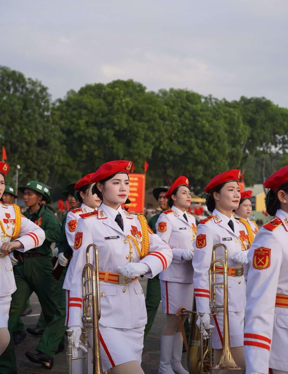 Đã có in4 nữ quân nhân đẹp như Hoa hậu trong khối quân nhạc gây sốt ở lễ diễu binh