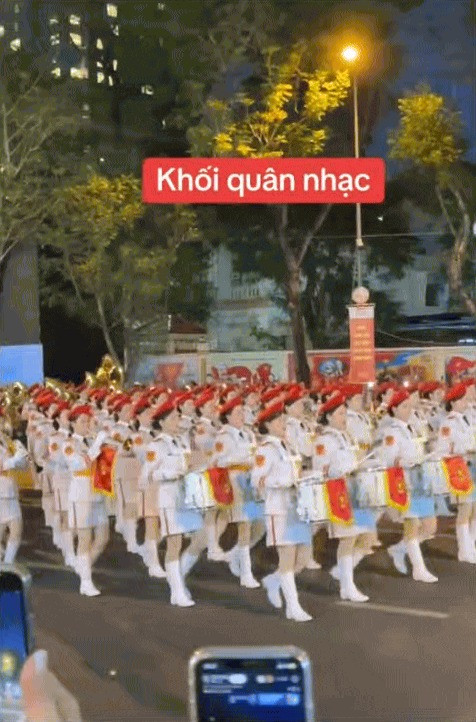 Đã có in4 nữ quân nhân đẹp như Hoa hậu trong khối quân nhạc gây sốt ở lễ diễu binh