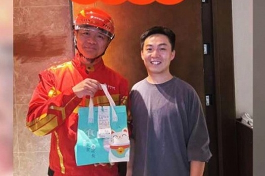 Đặt đồ ăn giá 70 nghìn, thanh niên sửng sốt khi shipper là tỷ phú Lưu Cường Đông