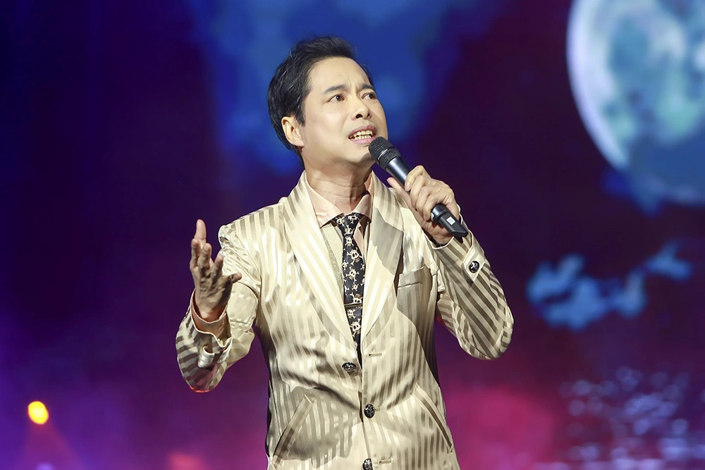 ca si ngoc son lai nghen ngao tren san khau va doi hat xuyen dem1