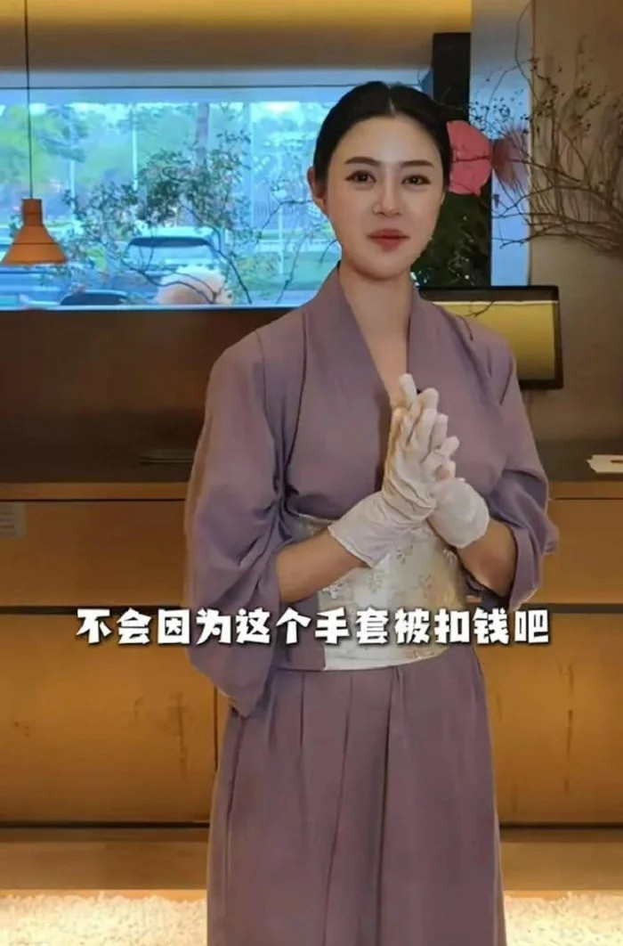 Nữ Diễn Viên 'Sắc Nước Hương Trời' Từng Thi Hoa Hậu Bị Bắt Gặp Làm Phục Vụ, Ăn Đồ Thừa Ở Nhà Hàng Dù Là Diễn Viên Quen Mặt Và Từng Thi Hoa Hậu, Tuy Nhiên Vu Miểu Không Ngại Làm Nhiều Nghề Để Có Thêm Thu Nhập, Trang Trải Cuộc Sống.