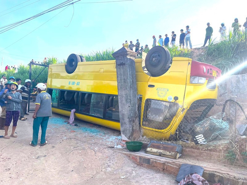 Xe chở học sinh gặp nạn 1.jpg