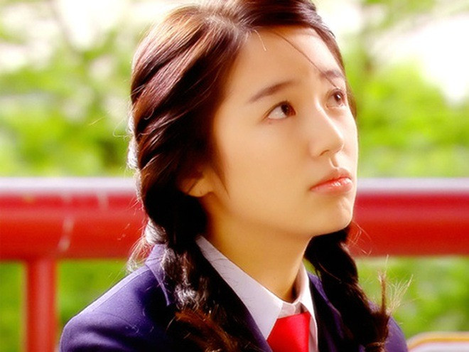 Thái tử phi bị đuổi khỏi showbiz 41 tuổi vẫn trẻ như thiếu nữ