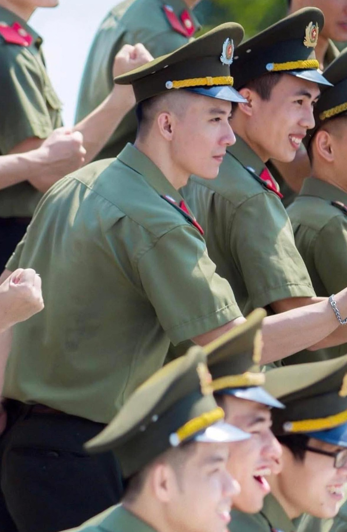 Thêm cực phẩm quân nhân đang gây sốt khắp cõi mạng lướt ảnh đời thường mới choáng