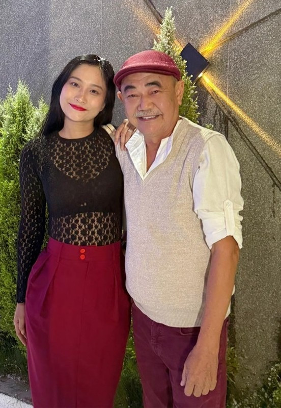 Tình trẻ 9X của NS Việt Anh mặc bikini nhỏ xíu khoe vòng 1 tốn trăm triệu trùng tu