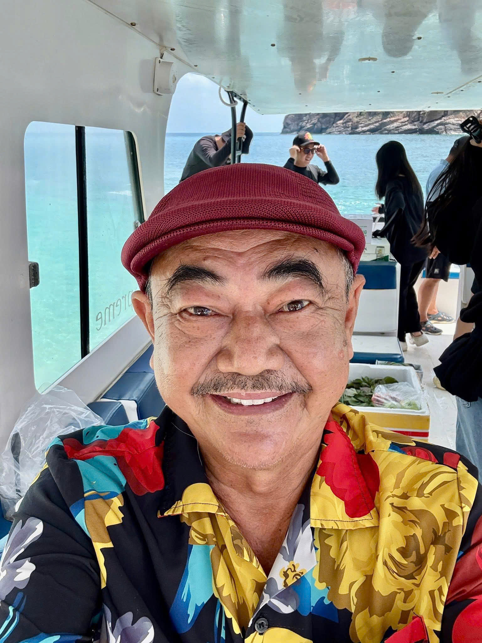 Tình trẻ 9X của NS Việt Anh mặc bikini nhỏ xíu khoe vòng 1 tốn trăm triệu trùng tu