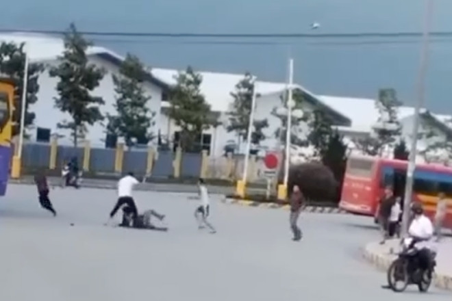 VIDEO: Tài xế, phụ xe khách bị nhóm người đánh hội đồng dã man giữa đường