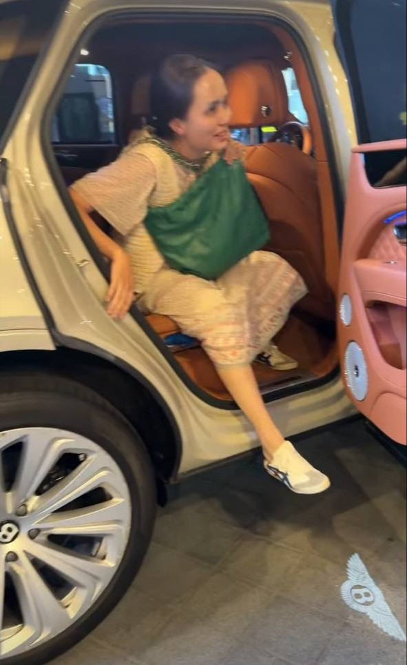 Vợ Duy Mạnh cùng chị gái bước xuống xe 20 tỷ với bộ dạng bị chê như cái bang