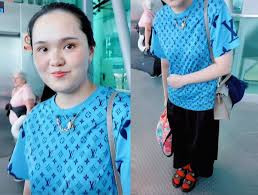 Vợ Duy Mạnh cùng chị gái bước xuống xe 20 tỷ với bộ dạng bị chê như cái bang