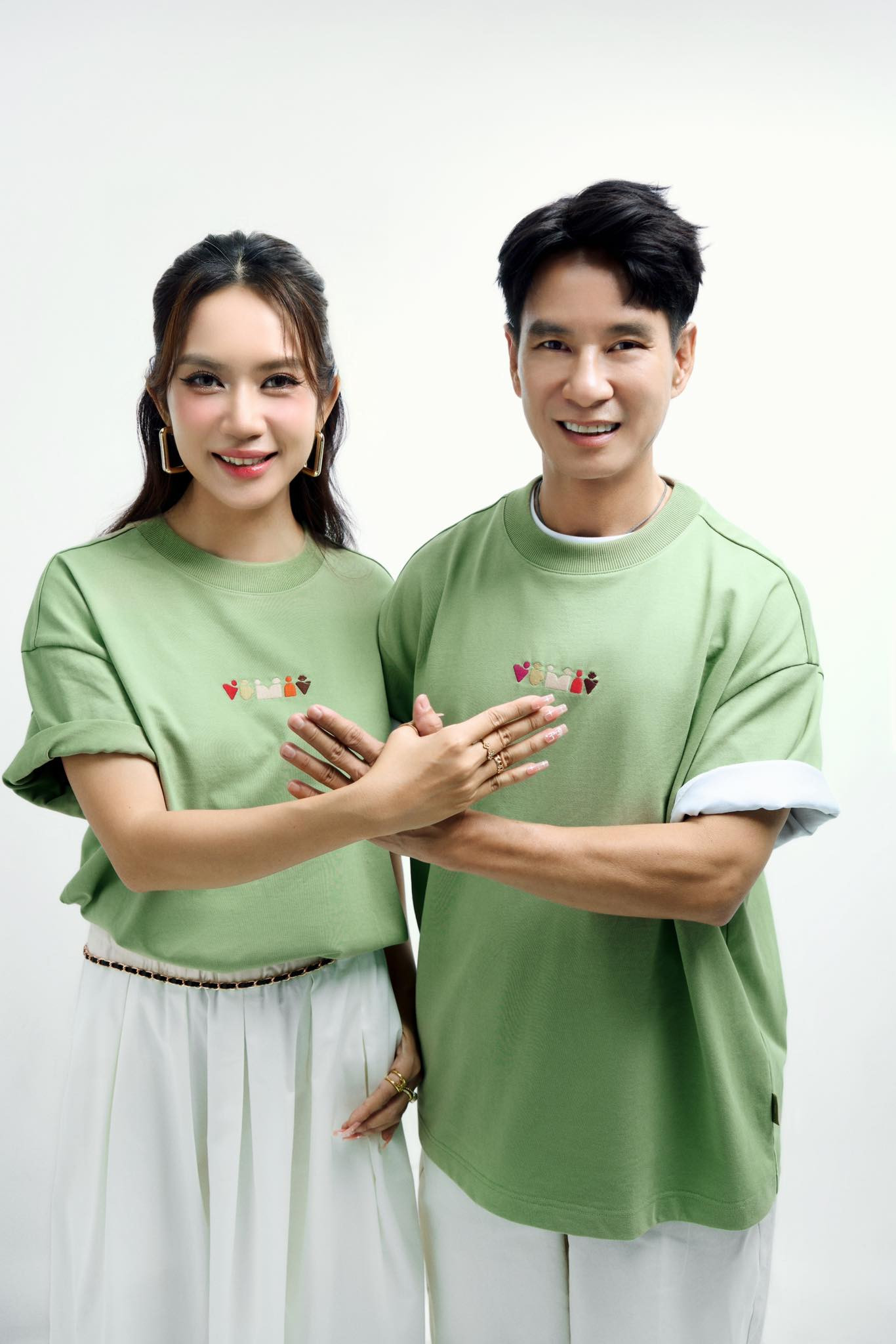 Vợ Lý Hải Hiếm Khi Khoe Đồ Hiệu, Mỗi Khi Thả Dáng Là Đỉnh Cỡ Này 485733665102233959563609467028888493974956201N